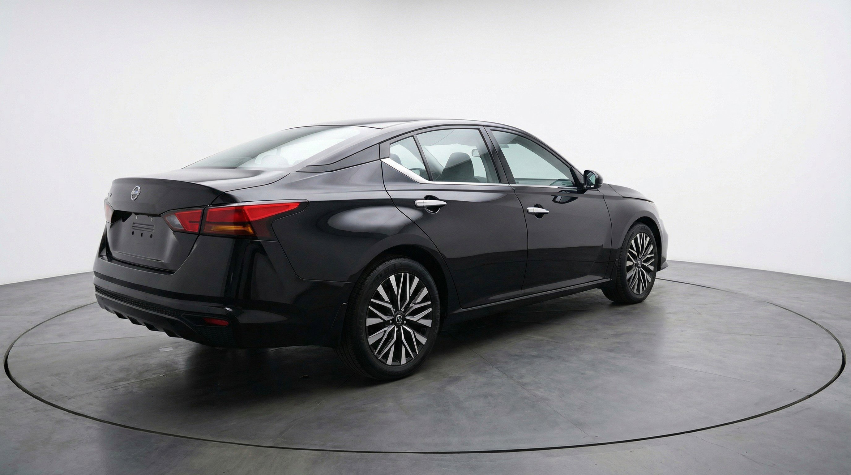 Used 2025 Nissan Altima 2.5 SV image 9