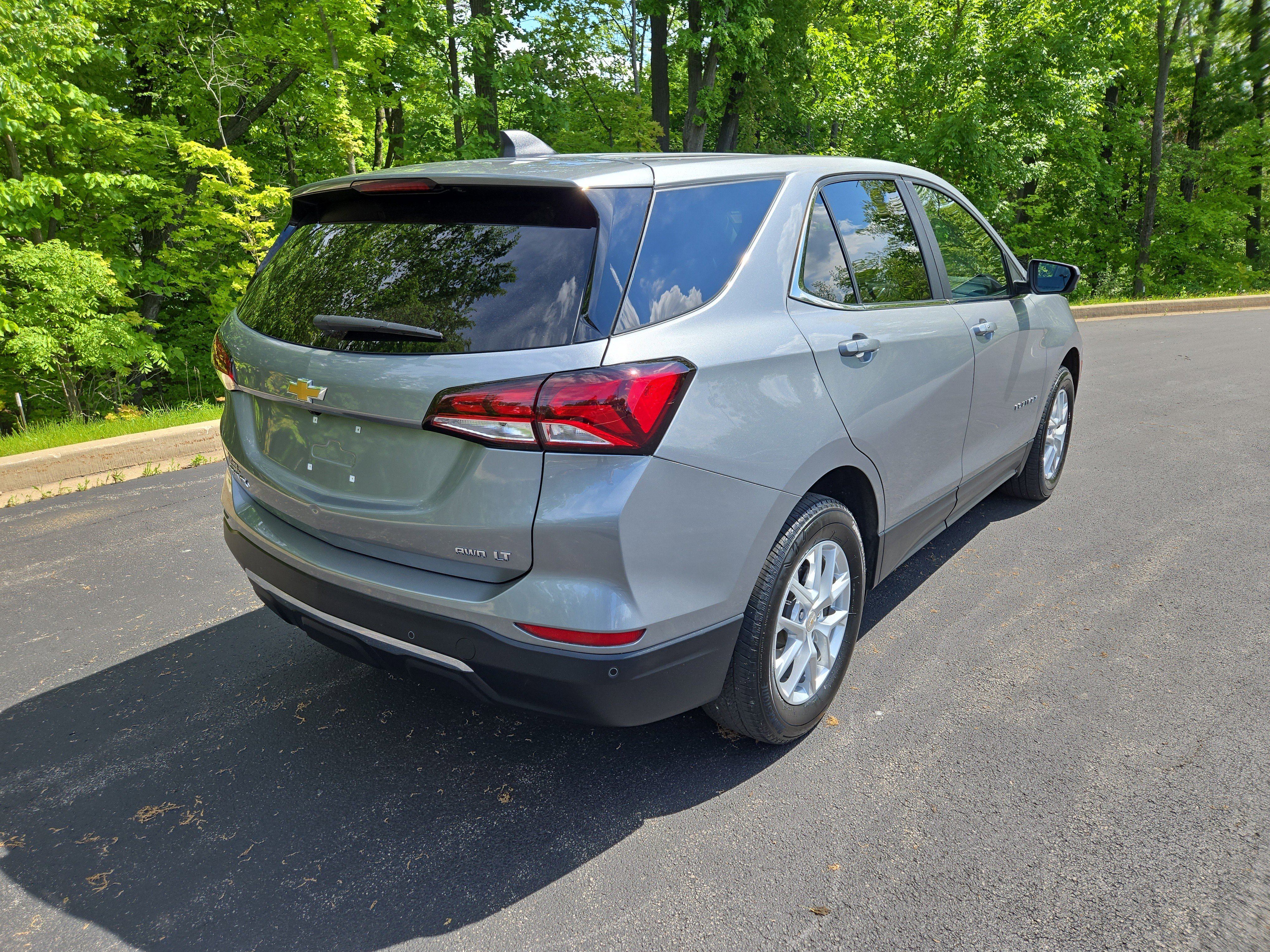 Used 2024 Chevrolet Equinox LT image 3