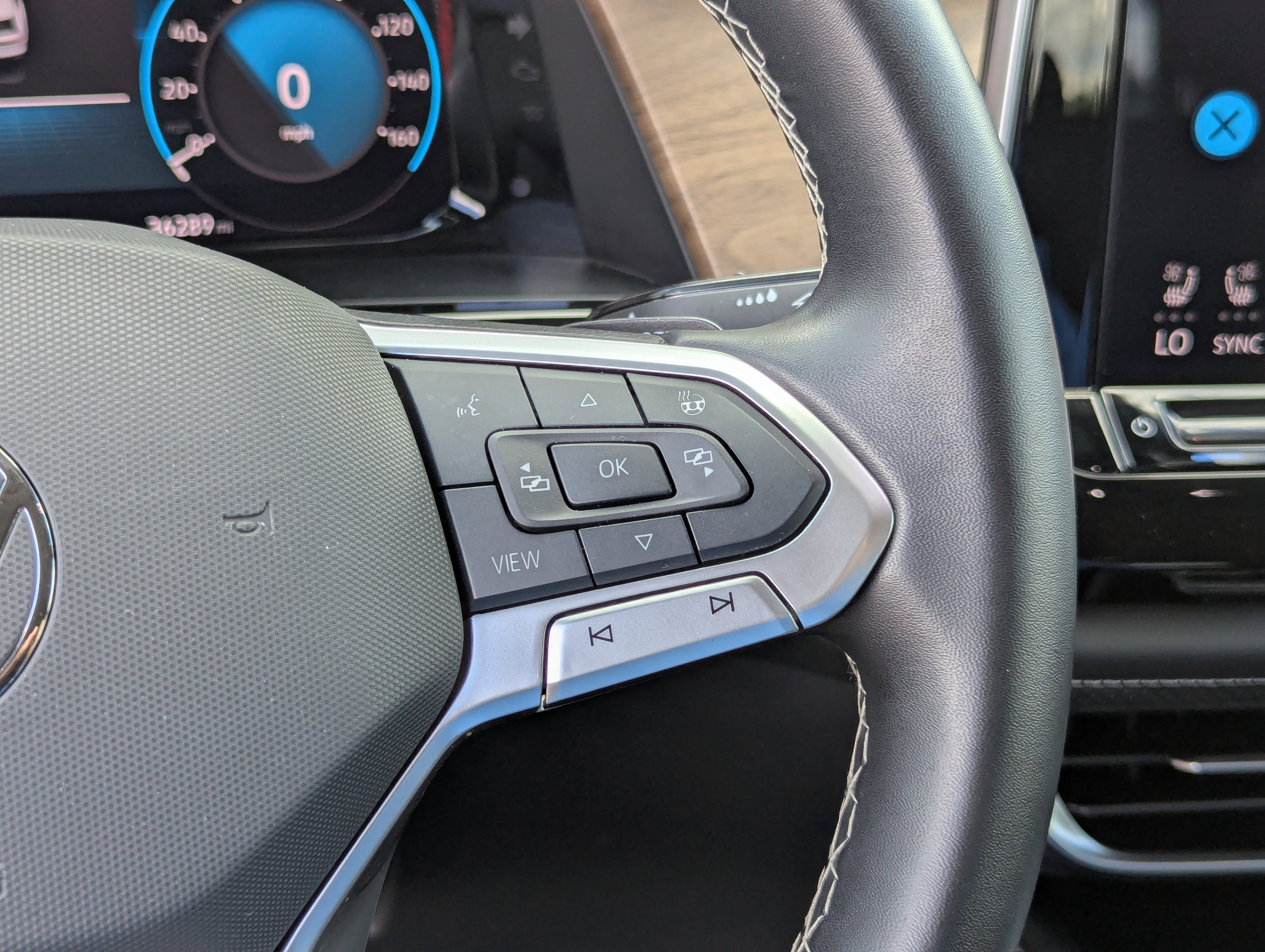 Used 2025 Volkswagen Atlas SE image 31