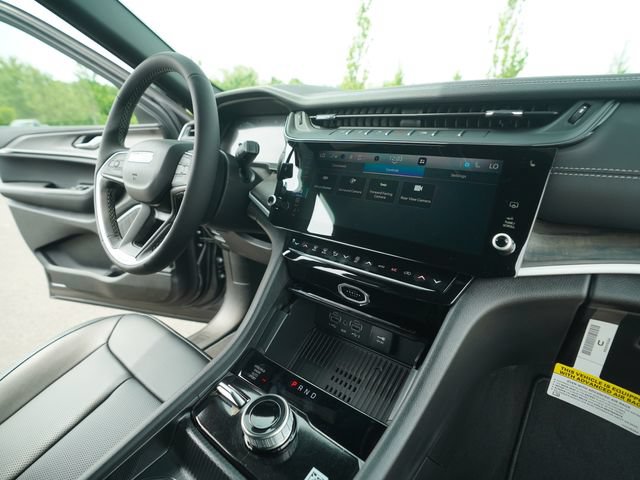 New 2026 Jeep Grand Cherokee Limited w/ Luxury Tech Group II AWD/4WD image 32