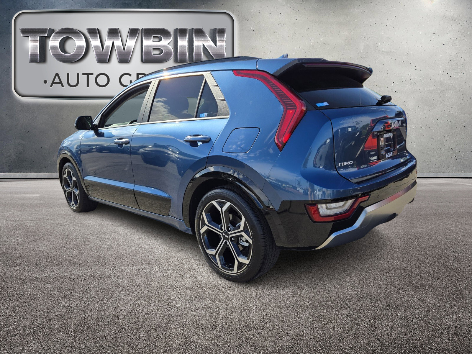 Used 2024 Kia Niro SX Touring image 7