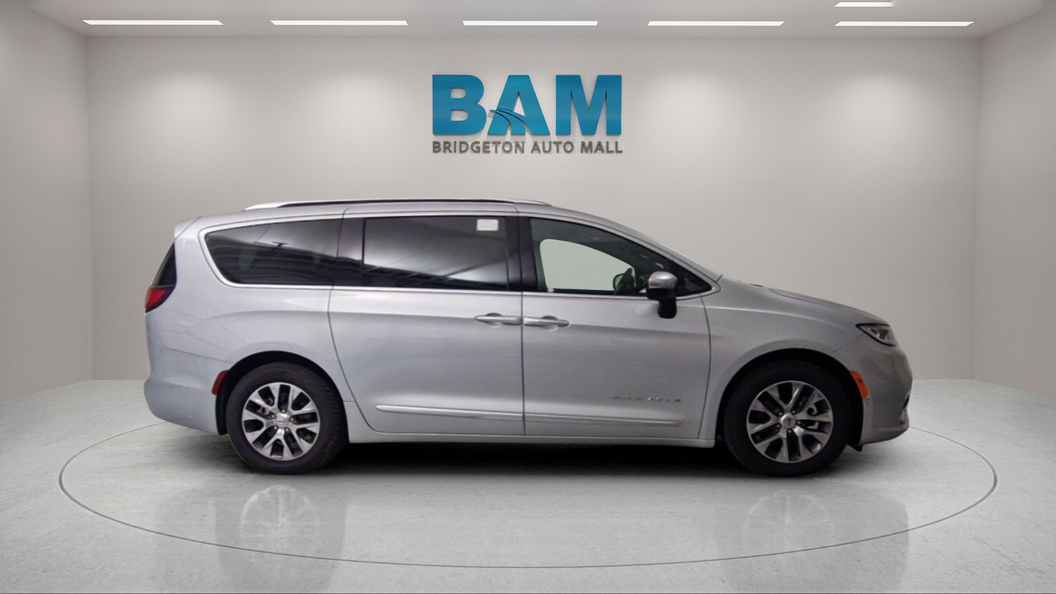 Used 2023 Chrysler Pacifica Pinnacle FWD image 8