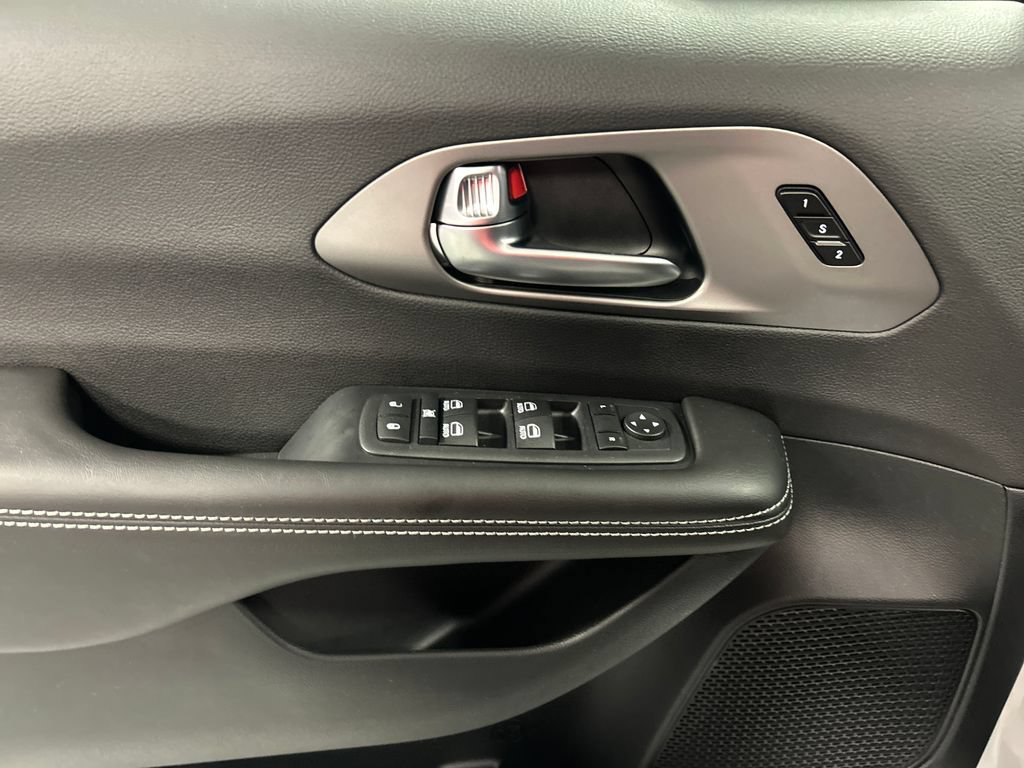 New 2027 Chrysler Pacifica Select FWD image 12