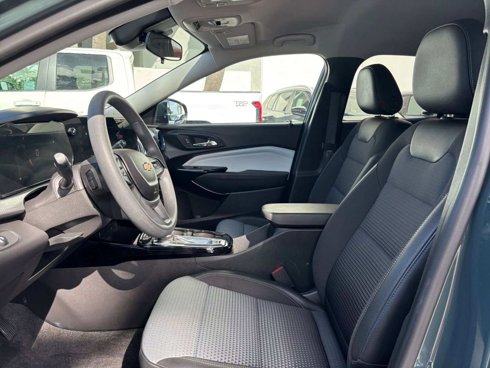 Used 2025 Chevrolet Trax LT FWD image 25
