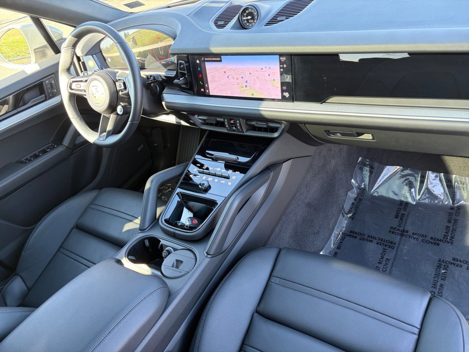 Certified 2025 Porsche Cayenne Coupe image 18