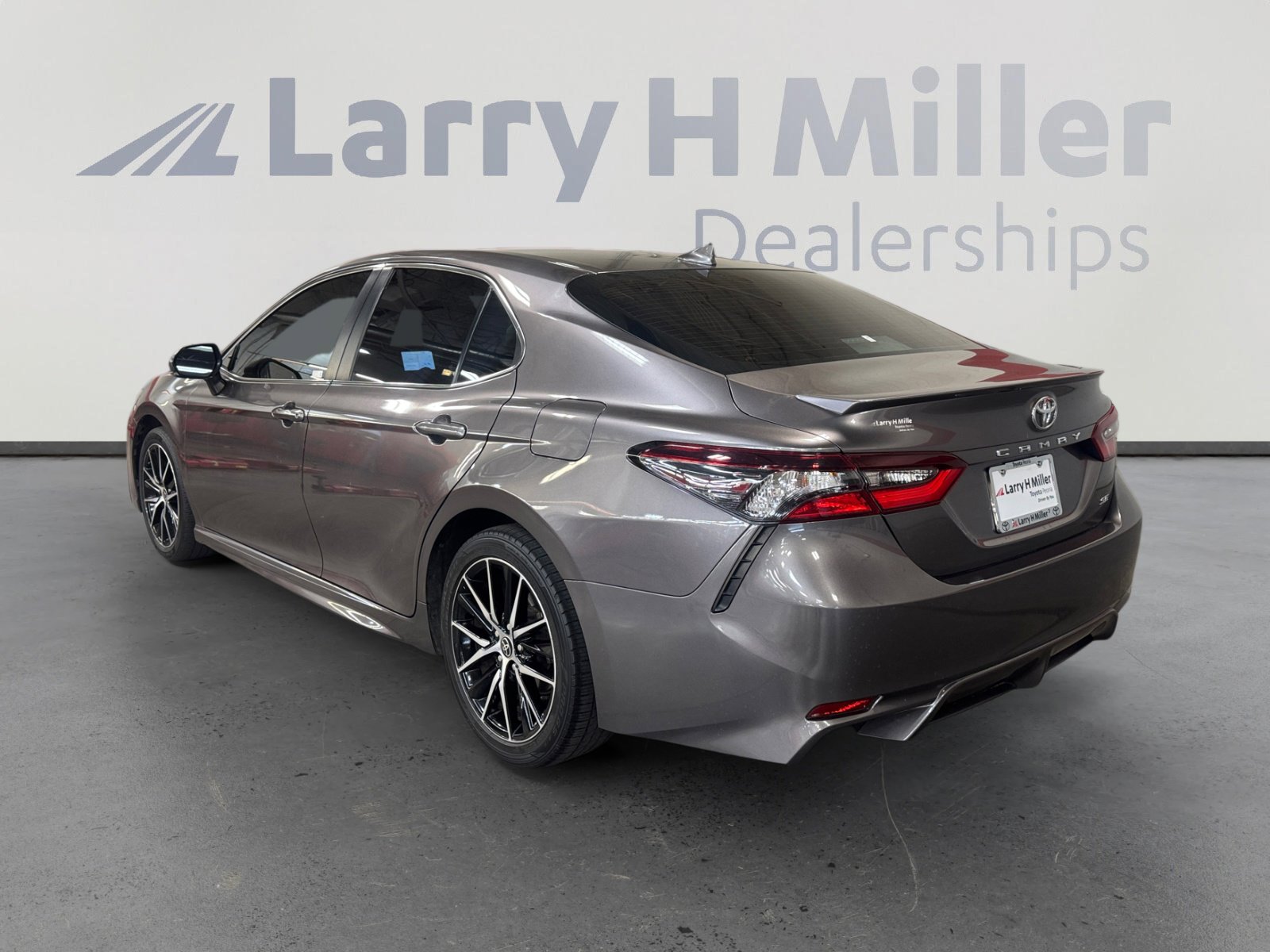 Used 2022 Toyota Camry SE FWD image 3