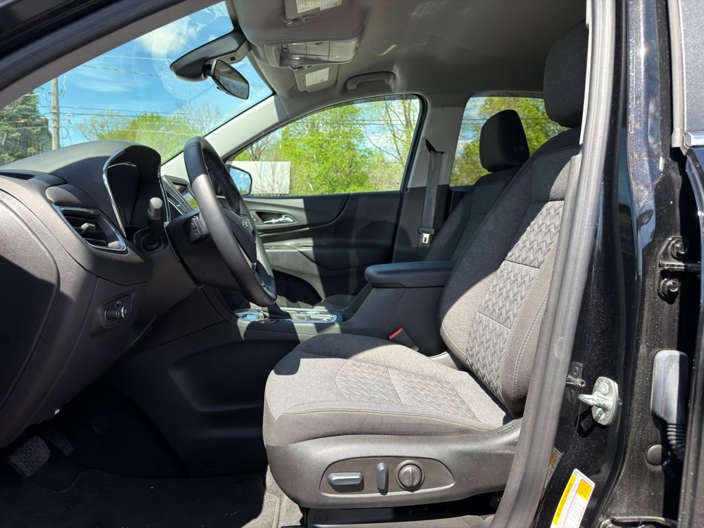 Used 2023 Chevrolet Equinox LT image 2