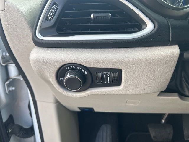 Used 2023 Chrysler Voyager LX image 18