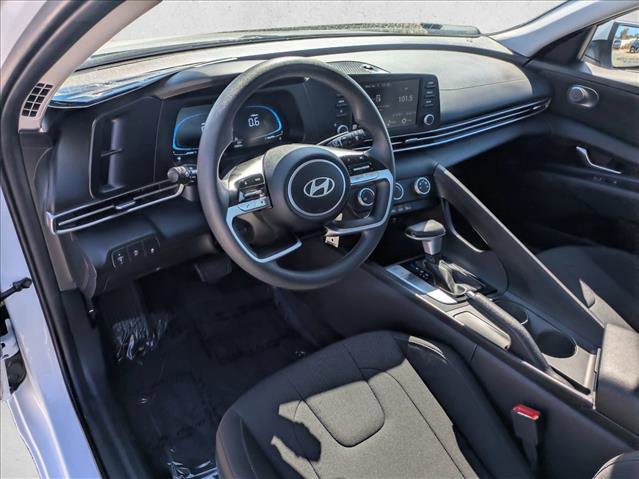Certified 2025 Hyundai Elantra SE image 10