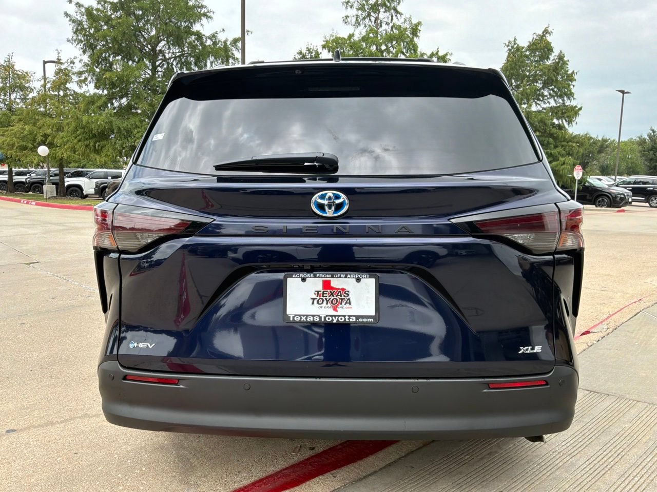 Used 2025 Toyota Sienna XLE FWD image 7