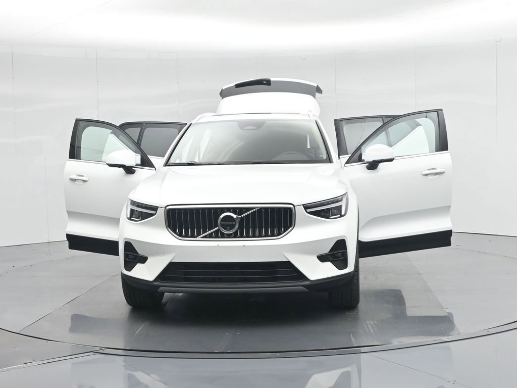 Used 2025 Volvo XC40 B5 Plus image 36
