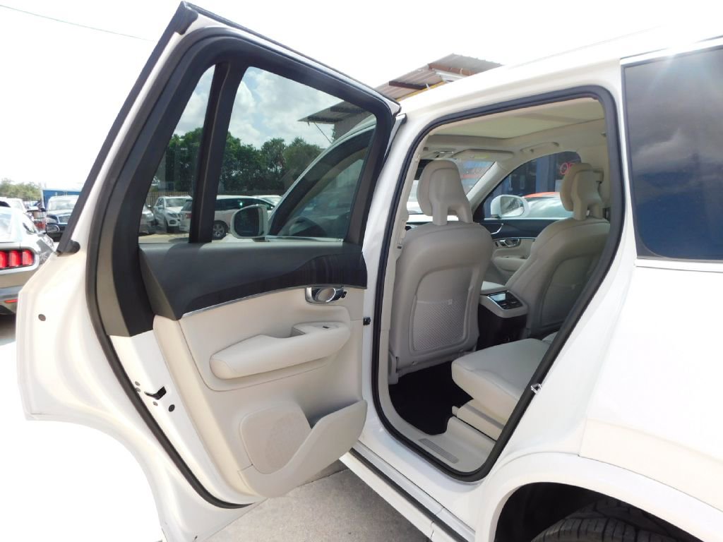 Used 2020 Volvo XC90 T5 Momentum w/ Protection Package Premier image 23