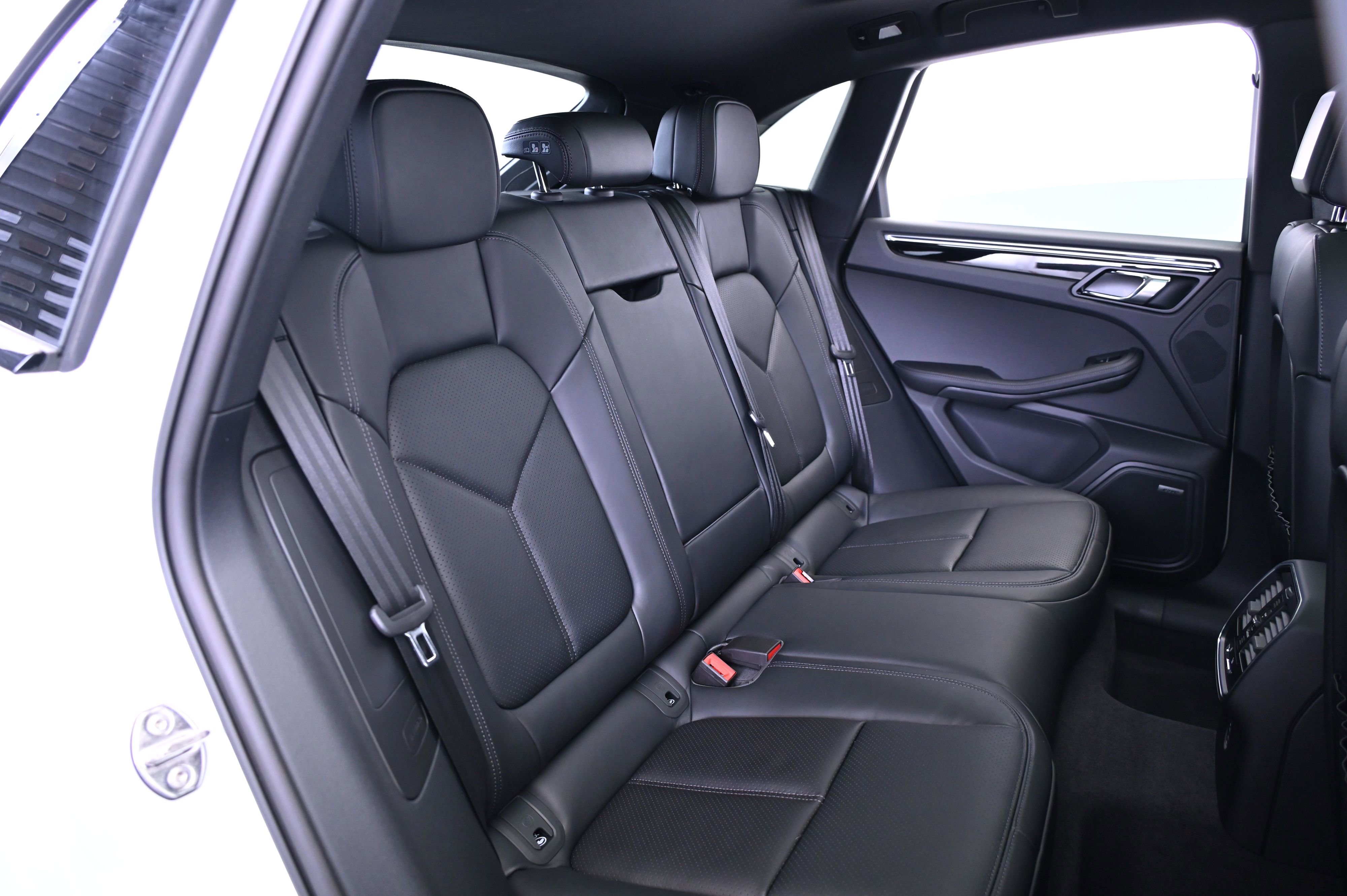 Certified 2025 Porsche Macan image 23