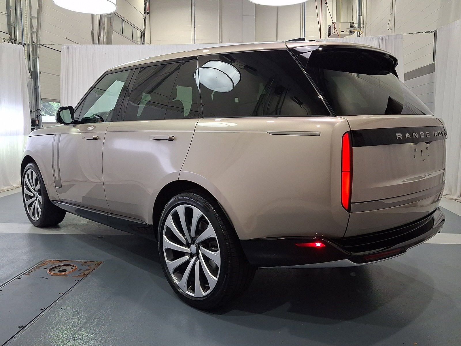 Certified 2025 Land Rover Range Rover SE AWD/4WD image 6