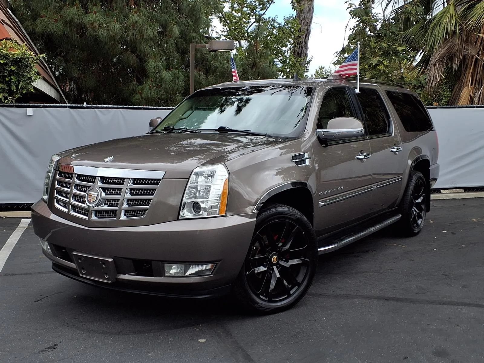 Used 2013 Cadillac Escalade ESV Luxury AWD/4WD image 1