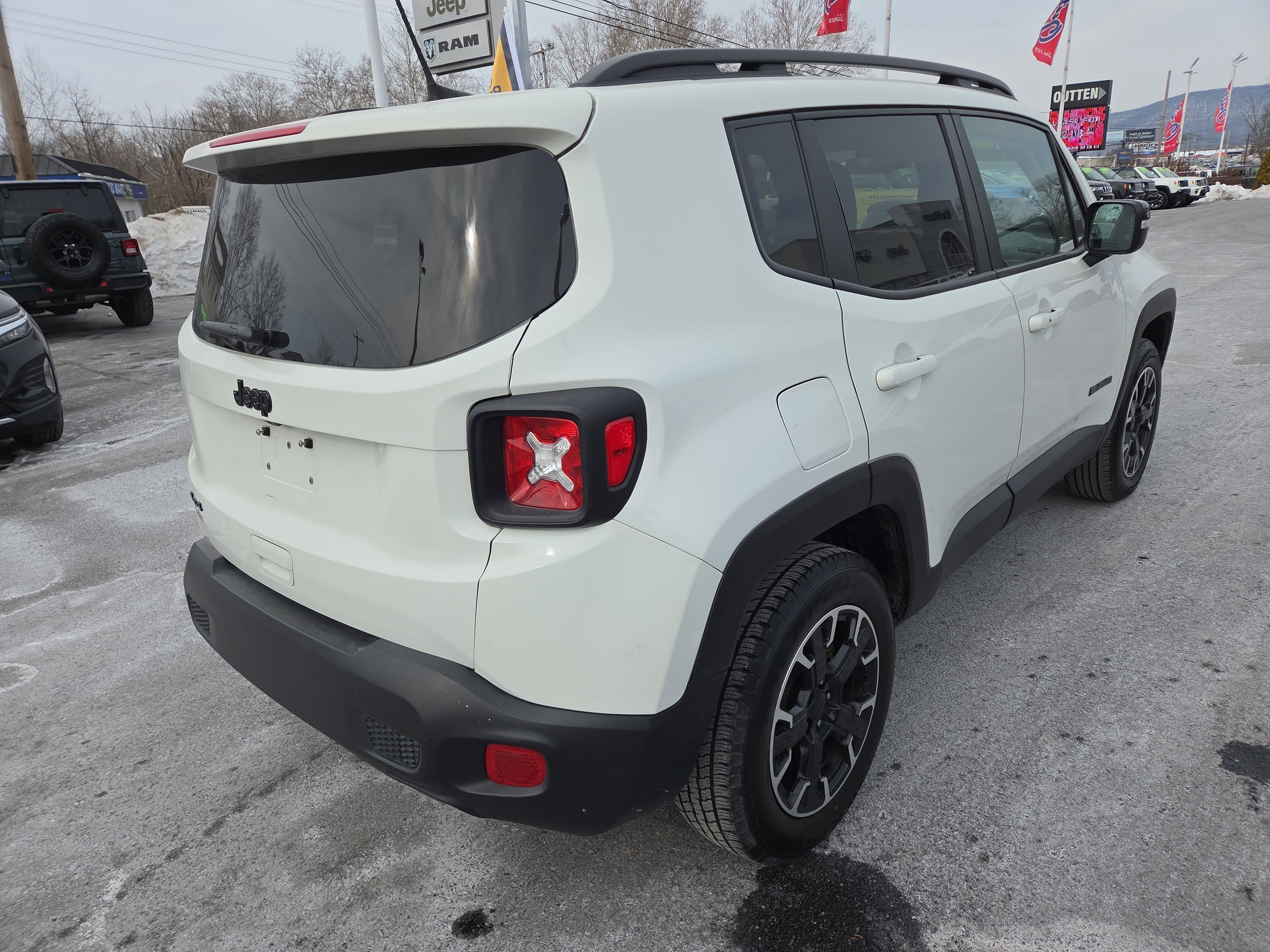 Certified 2023 Jeep Renegade Latitude AWD/4WD image 3