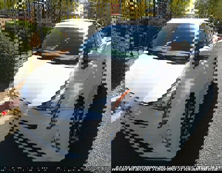 Used 2018 Toyota Prius Four Touring w/ Premium Convenience Package image 3