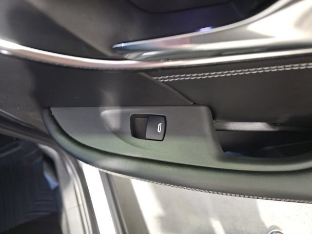 Used 2022 Buick Envision Essence w/ Safety Package FWD image 22