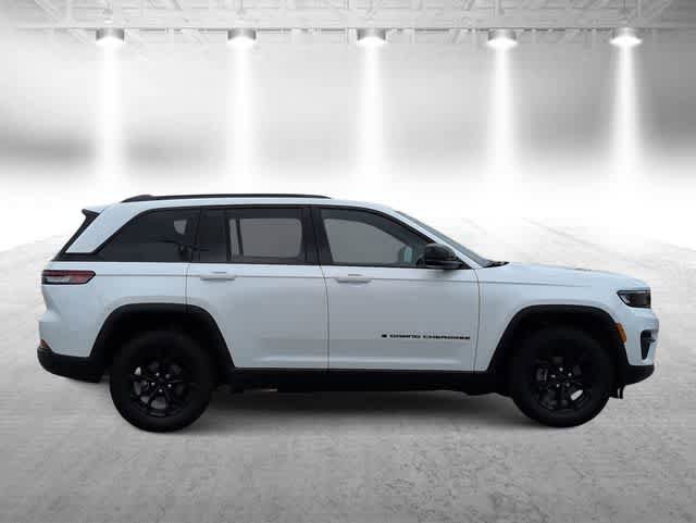 Used 2025 Jeep Grand Cherokee Altitude image 9