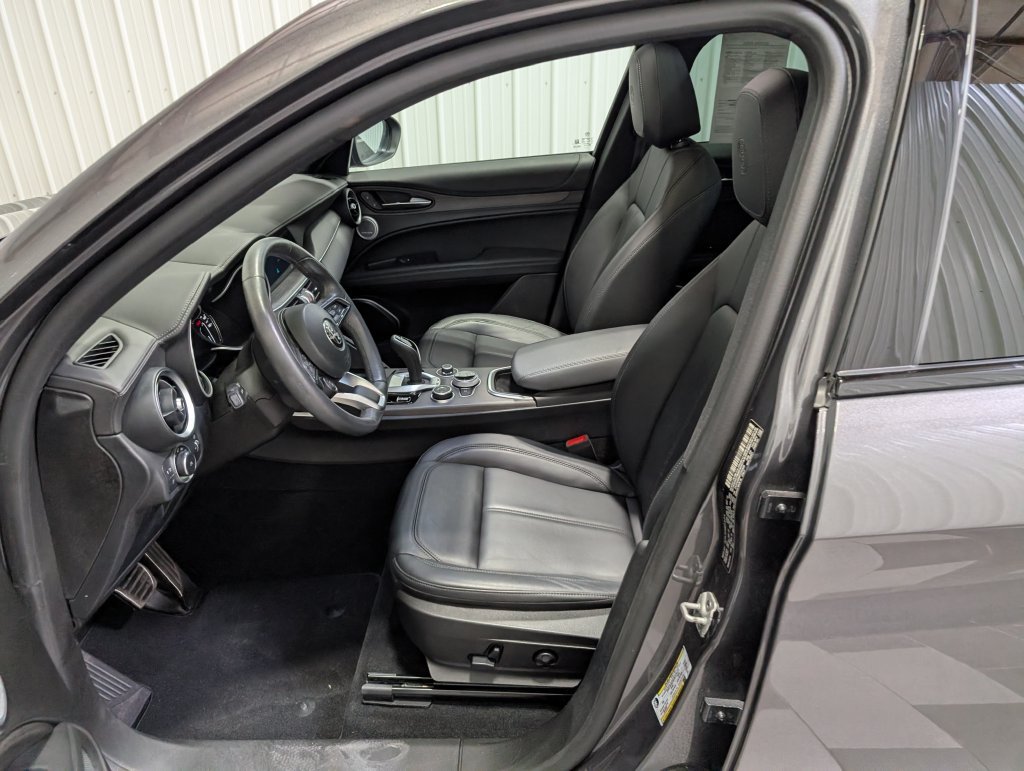 Used 2023 Alfa Romeo Stelvio Ti AWD/4WD image 16