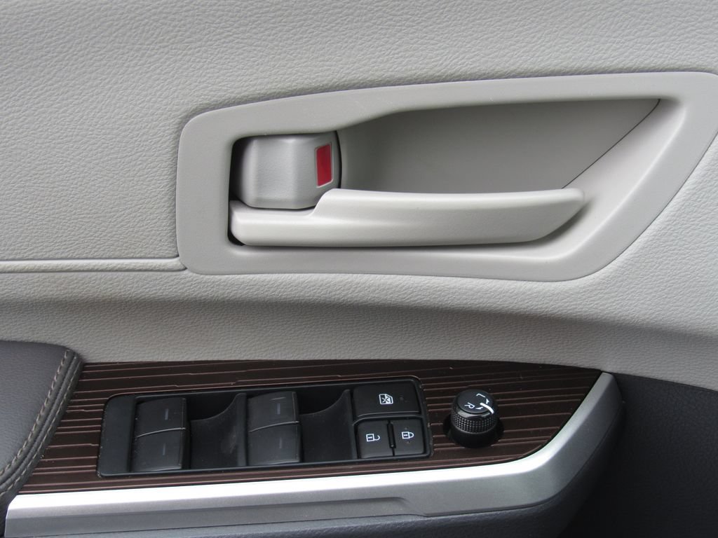 Used 2024 Toyota Sienna LE AWD/4WD image 36