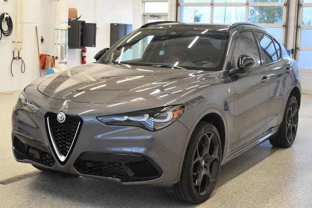 Used 2024 Alfa Romeo Stelvio Ti w/ Performance Driving Package AWD/4WD image 9