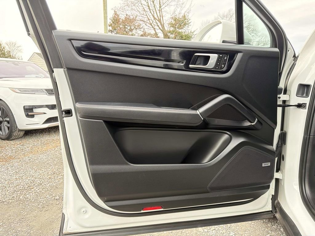 Used 2023 Porsche Cayenne Platinum Edition AWD/4WD image 34