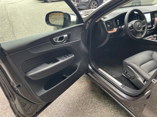 Certified 2023 Volvo XC60 B5 Plus AWD/4WD image 11