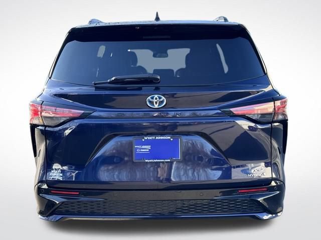 Used 2022 Toyota Sienna XSE image 4