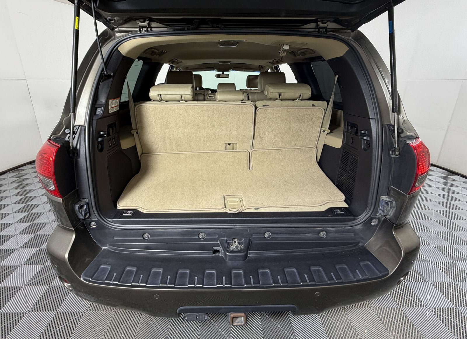 Used 2017 Toyota Sequoia Limited w/ Safety & Convenience Package RWD image 8