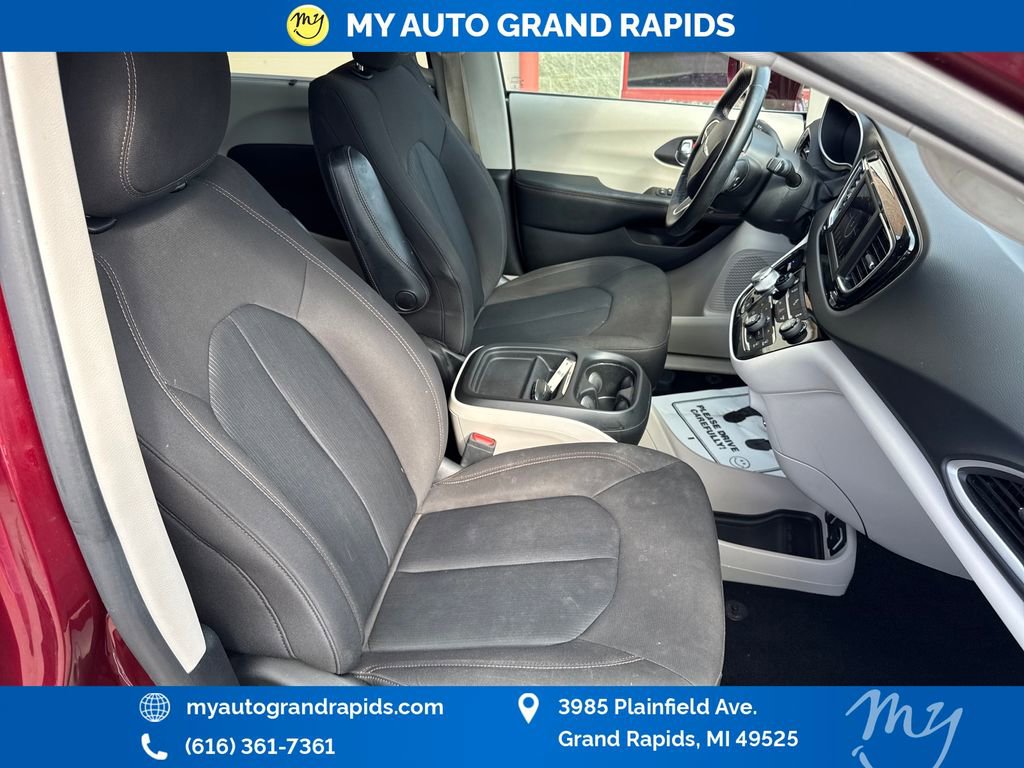 Used 2020 Chrysler Pacifica Touring w/ Cold Weather Group FWD image 22