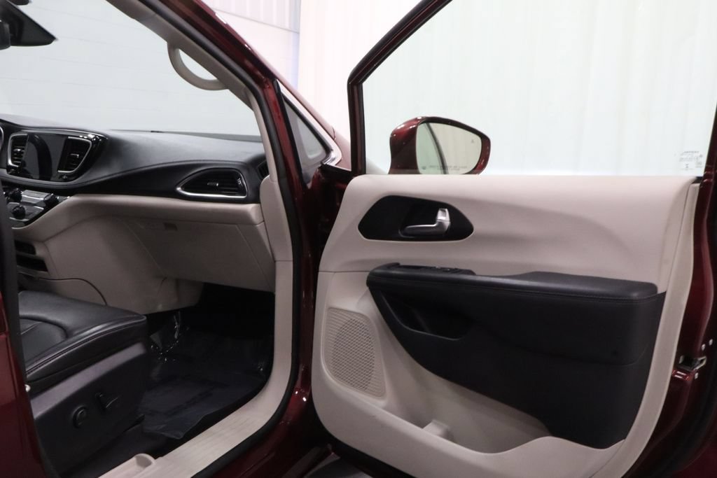 Used 2020 Chrysler Pacifica Limited w/ 8-pass Seating Package FWD image 14