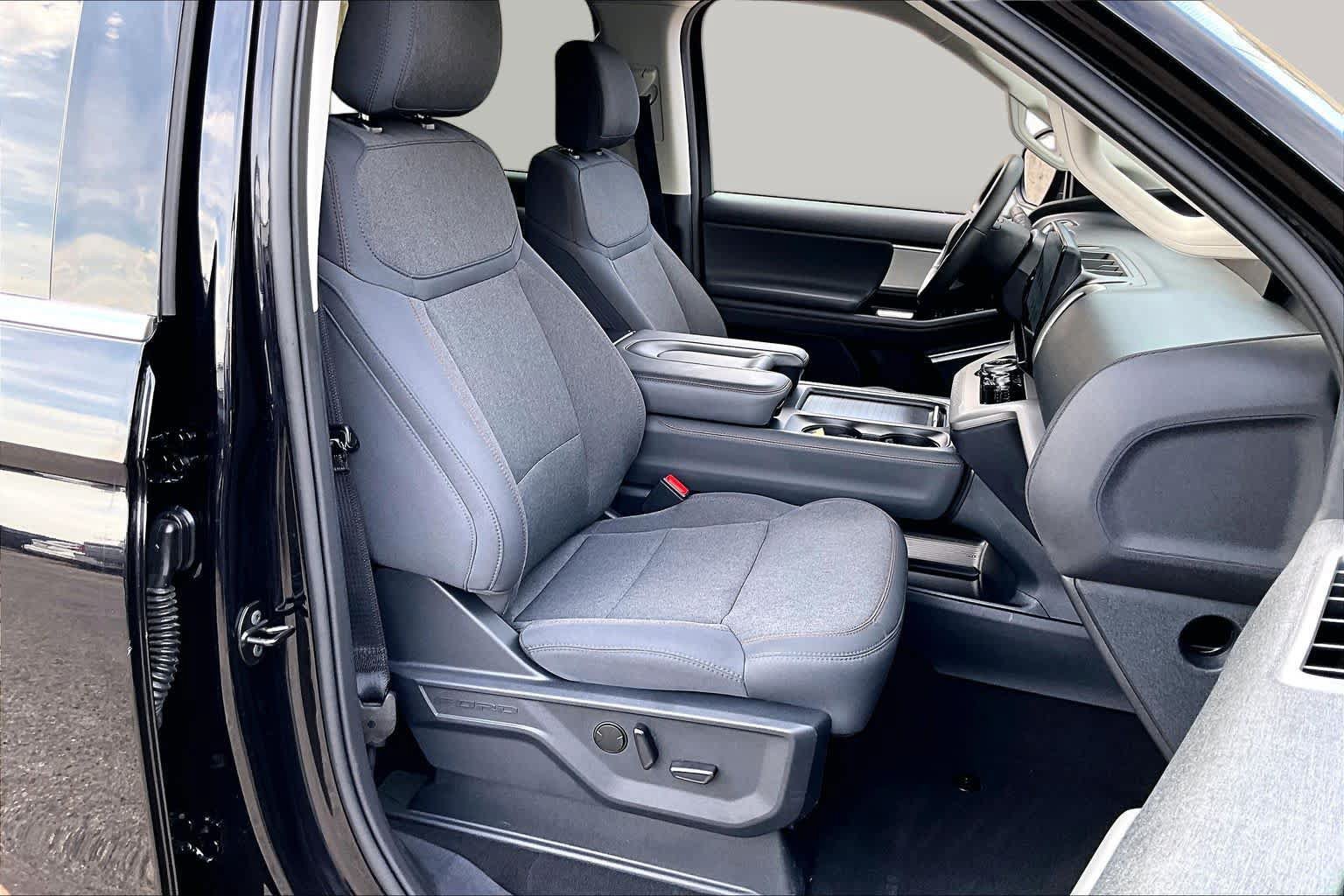 Used 2025 Ford Expedition Active RWD image 9