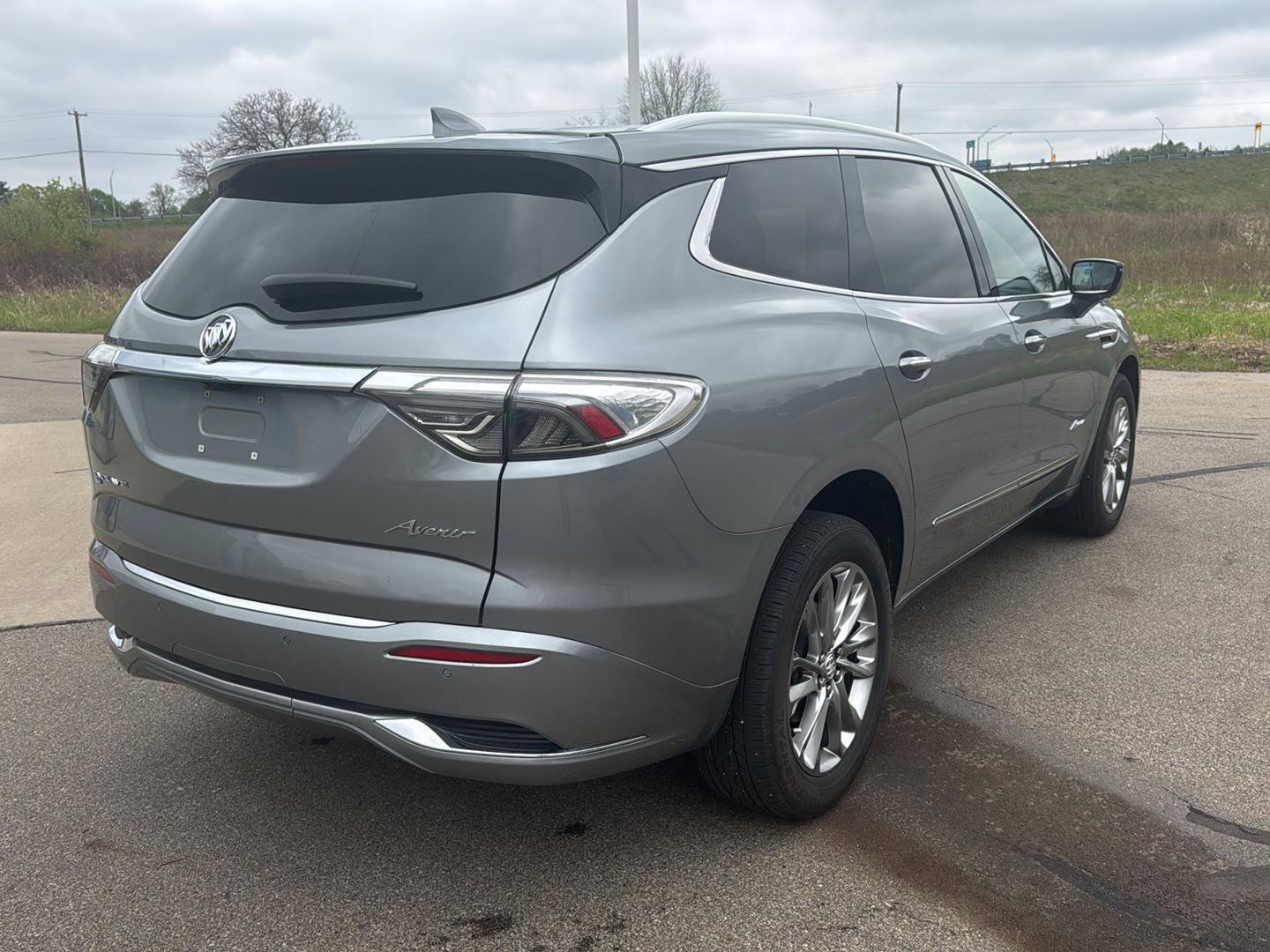 Used 2023 Buick Enclave Avenir w/ Avenir Technology Package AWD/4WD image 7