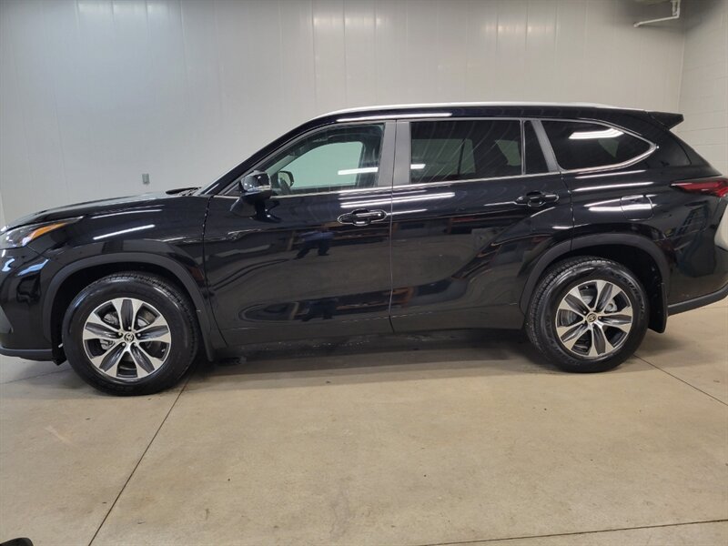 Used 2024 Toyota Highlander XLE AWD/4WD image 4