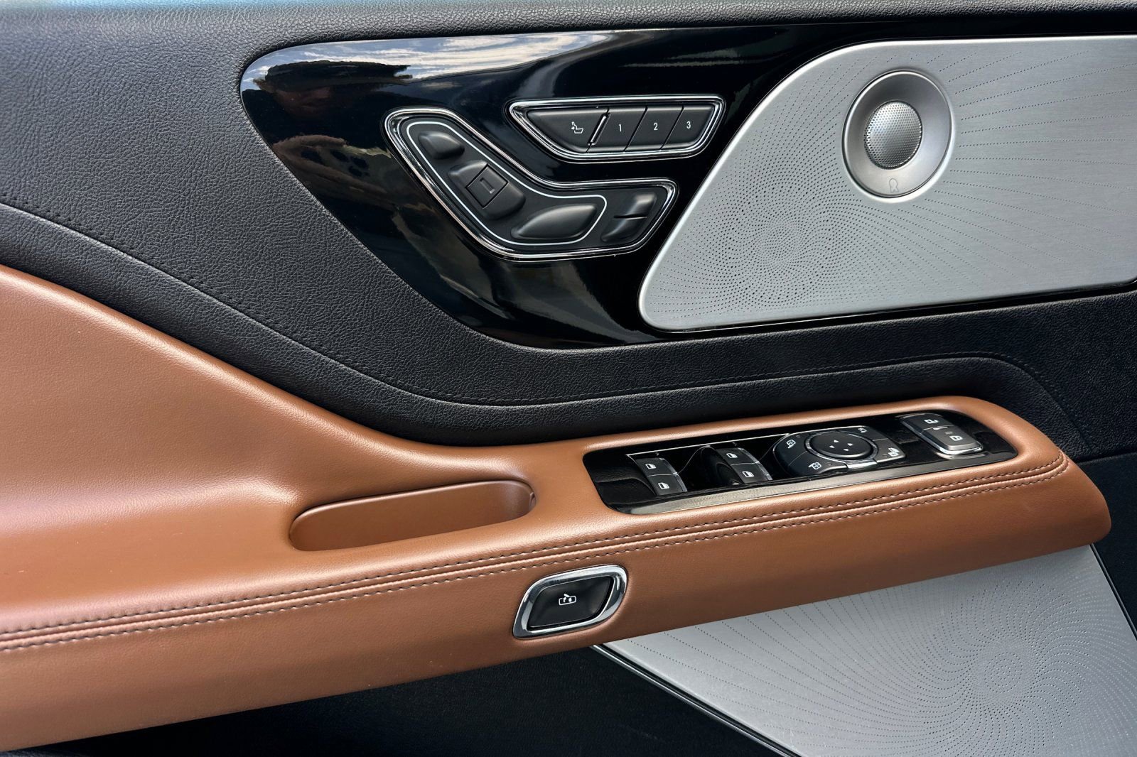 Certified 2021 Lincoln Aviator Reserve w/ Equipment Group 210A image 10