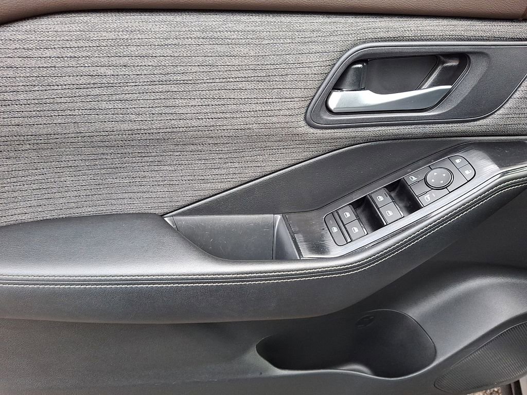 Used 2023 Nissan Rogue SV image 13