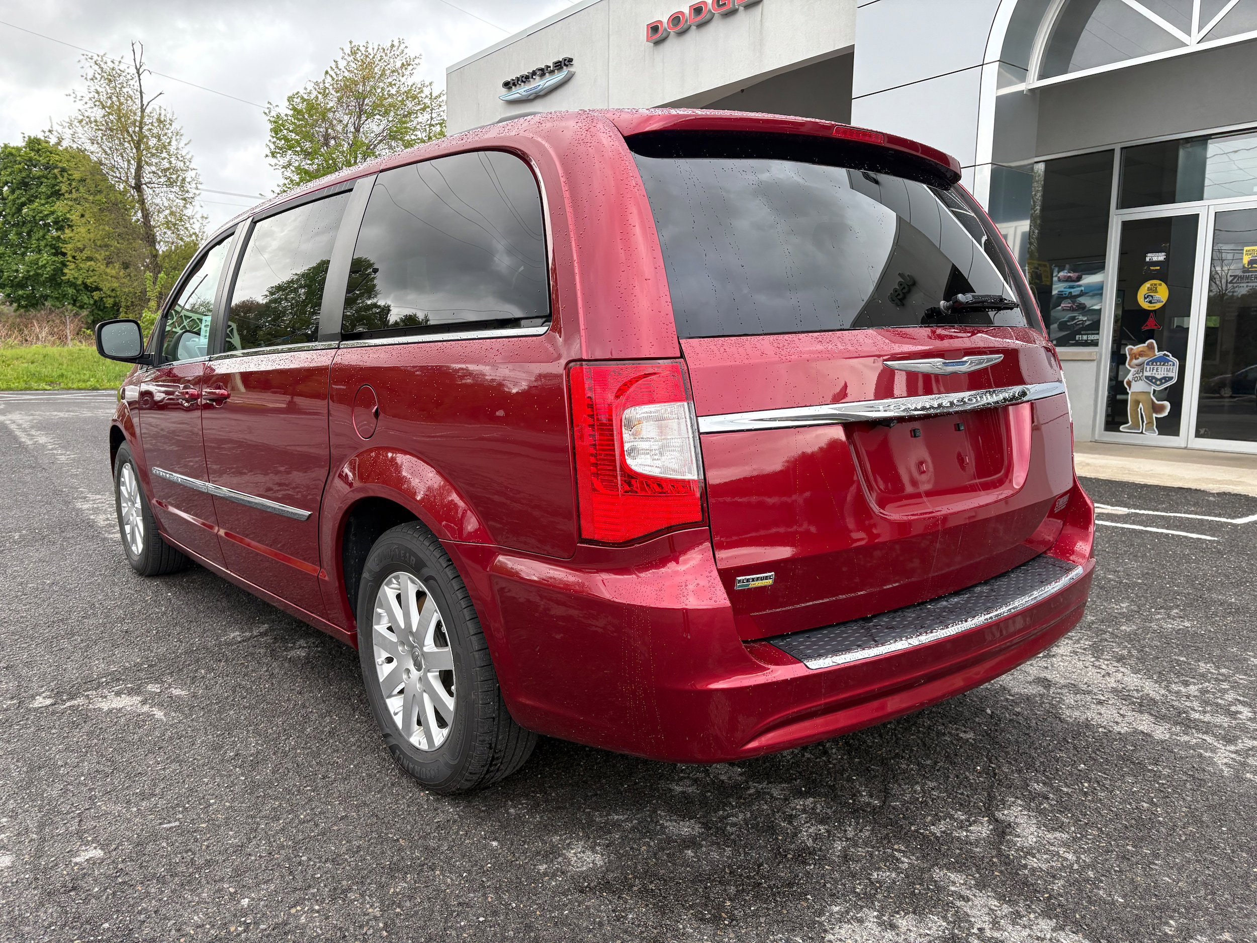 Used 2015 Chrysler Town & Country Touring FWD image 9