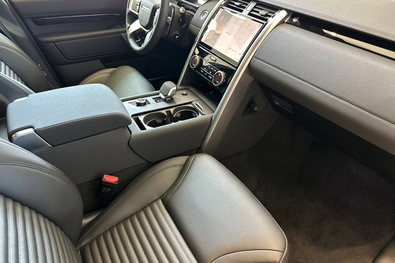 New 2026 Land Rover Discovery S image 27