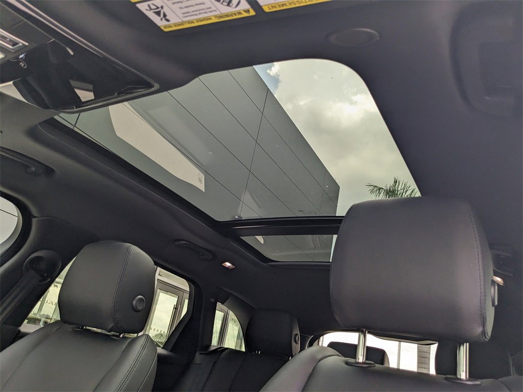 New 2026 Land Rover Range Rover Velar Dynamic SE image 21