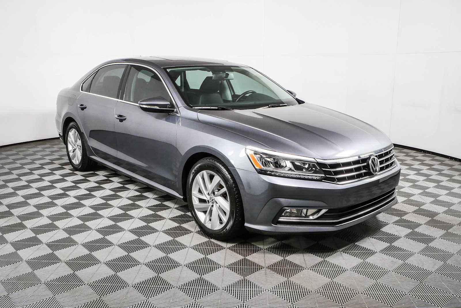 Used 2018 Volkswagen Passat 2.0T SE FWD image 1