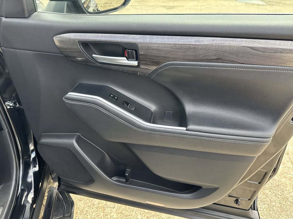 Used 2024 Toyota Highlander Platinum FWD image 33