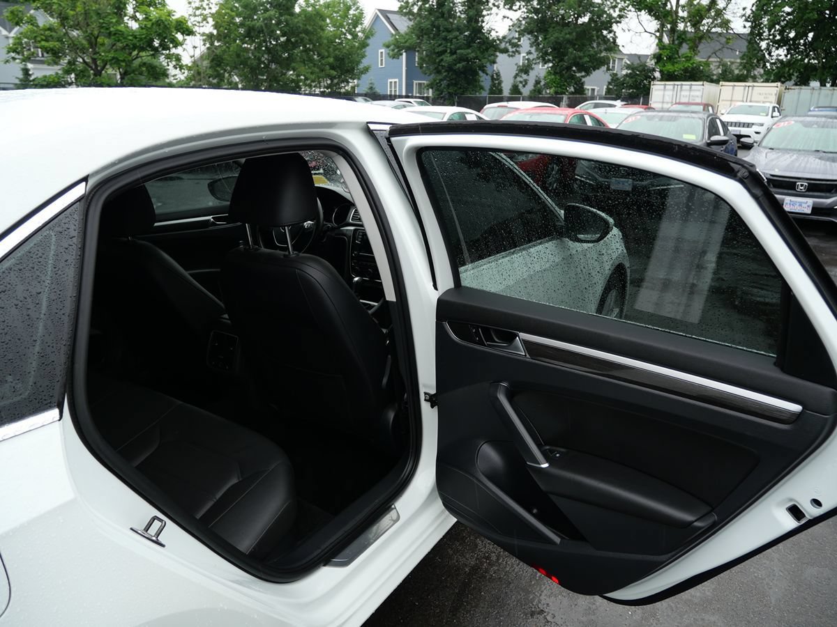 Used 2017 Volkswagen Passat 1.8T SE FWD image 34