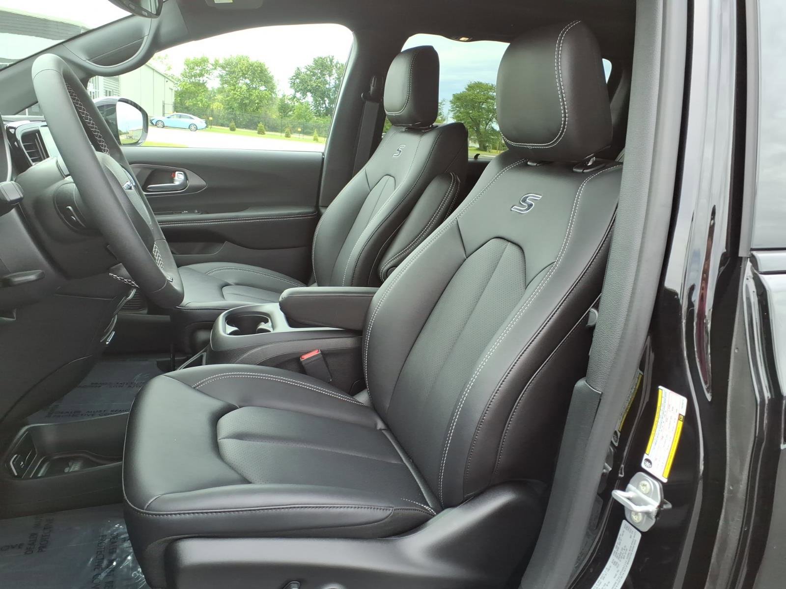 New 2026 Chrysler Pacifica Select w/ S Appearance Package AWD/4WD image 9