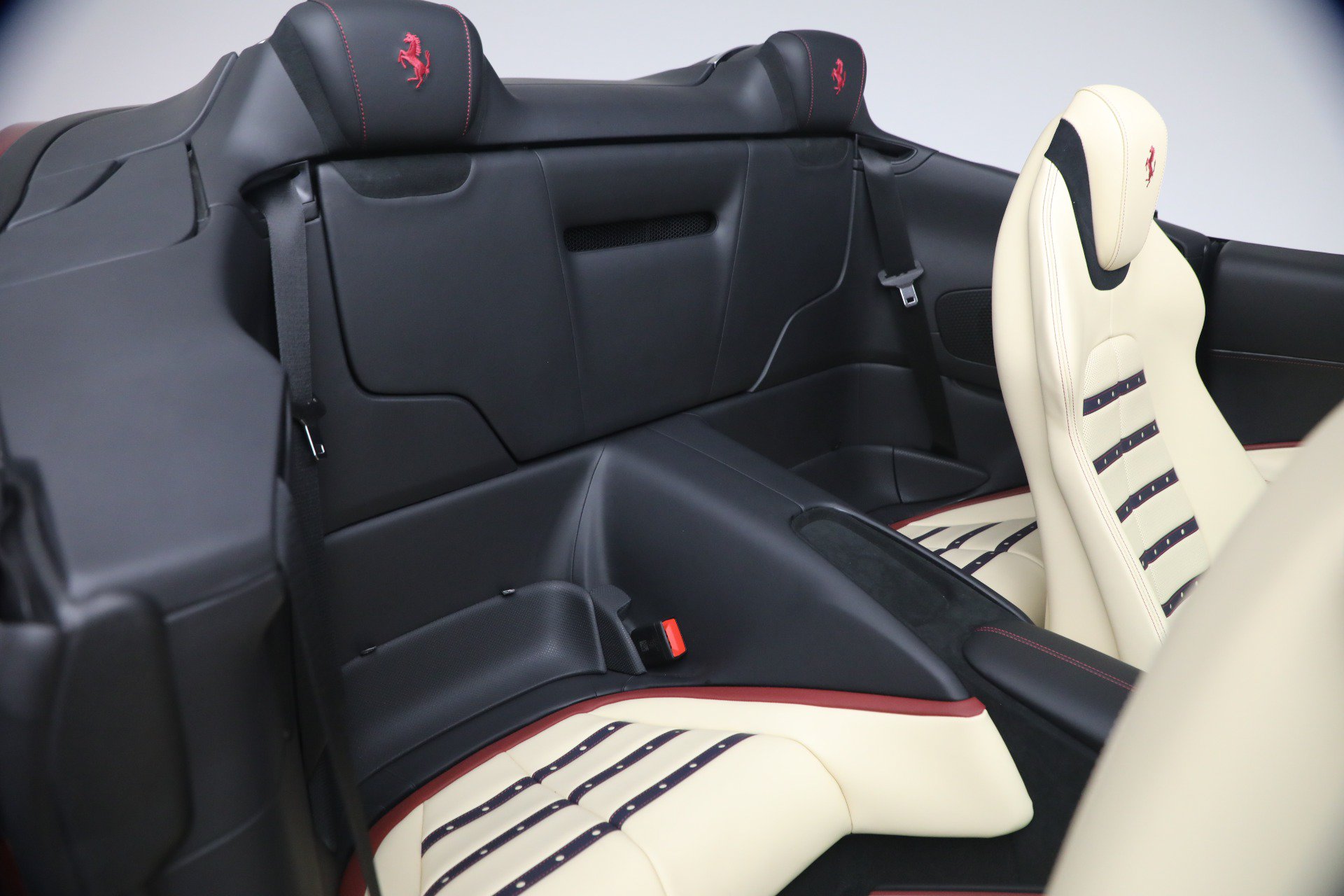 Certified 2025 Ferrari Roma Spider RWD image 19