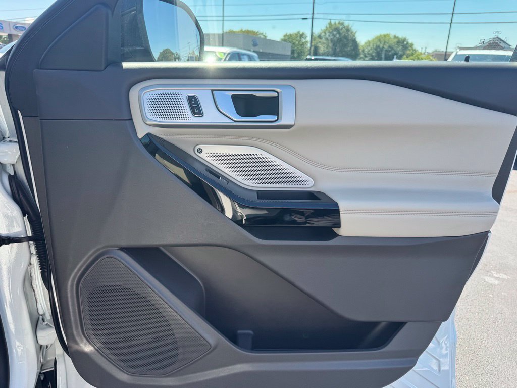 Certified 2023 Ford Explorer Platinum w/ Technology Package AWD/4WD image 16