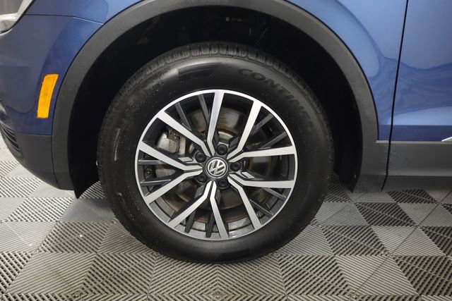 Used 2020 Volkswagen Tiguan SE w/ Panoramic Sunroof Package image 17