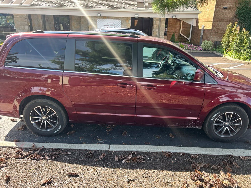 Used 2017 Dodge Grand Caravan SXT FWD image 5
