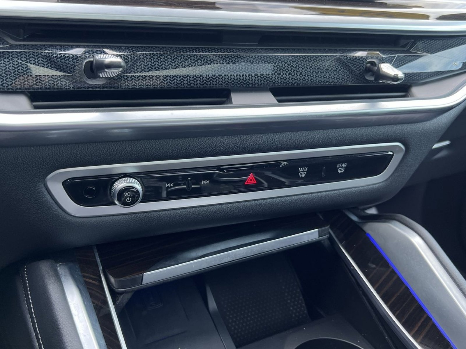 Used 2024 BMW X6 xDrive40i w/ Premium Package image 15