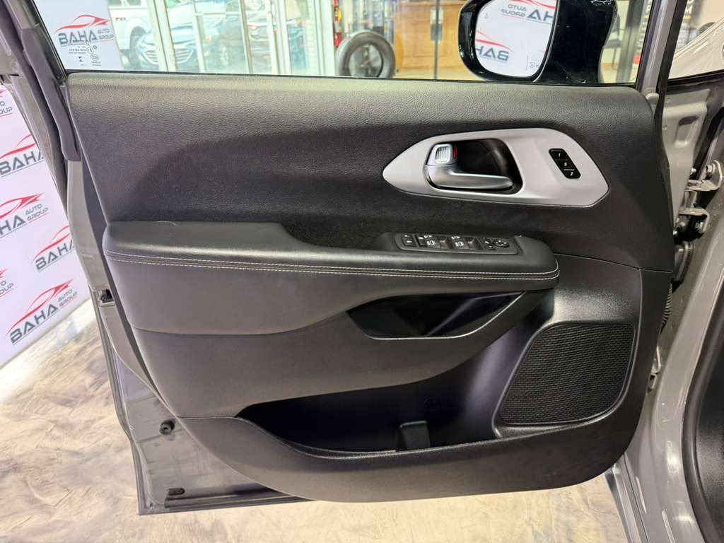Used 2025 Chrysler Pacifica Limited FWD image 30